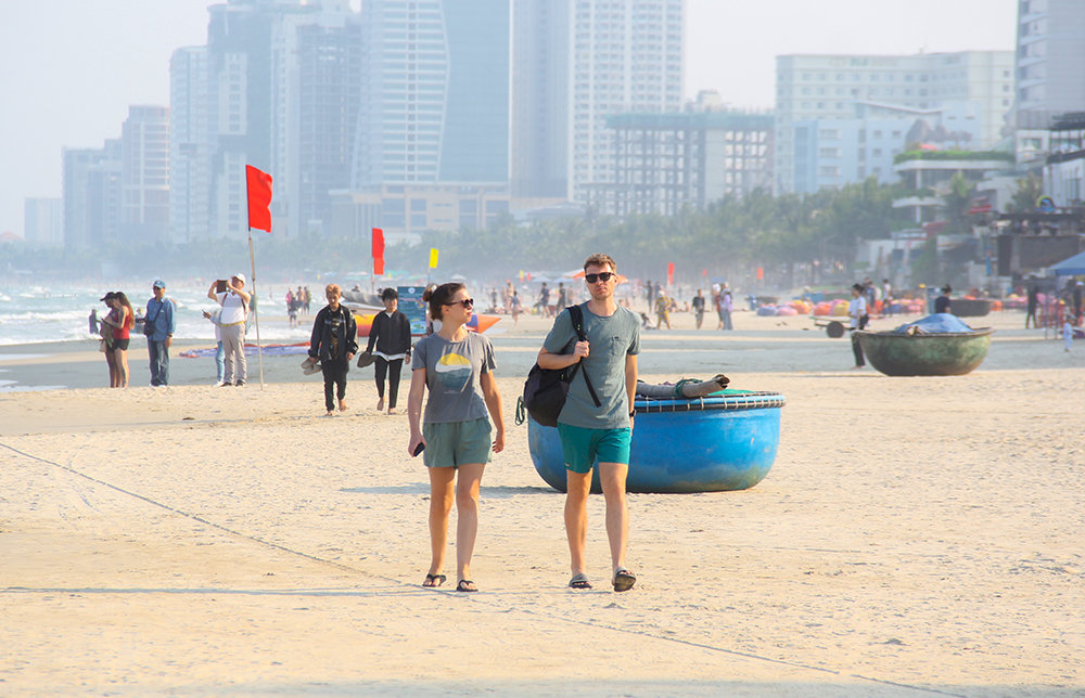 Walking from Danang's city center to My Khe Beach is a budget-friendly and enjoyable way to admire the atmosphere and the beauty of the beach